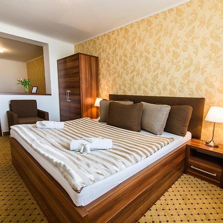 Hotel Merkur Kaluža Esterno foto