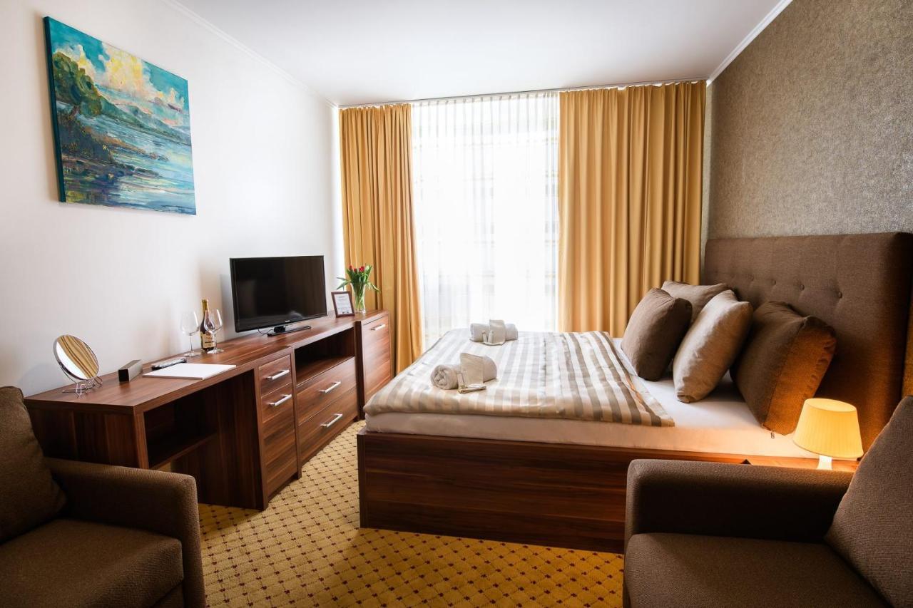 Hotel Merkur Kaluža Esterno foto